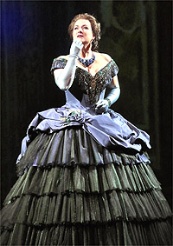 Diana Damrau sings the role of Violetta in Verdis La Traviata © Photo Ken Howard / Met Opera