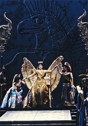 Foto © Metropolitan Opera / A scene from Rossinis Semiramide 2_Photo by Winnie Klotz